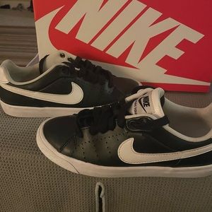 Nike Court Tour Shoes :: Women’s Size 6 :: Leather Black/White